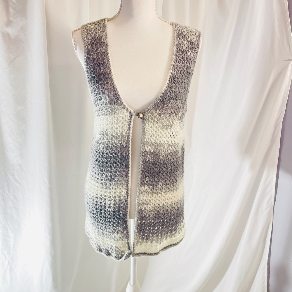 Boho Hand Knit Look Ombré Sweater Vest Gray / Cream Gorgeous Jewel Closure-Large